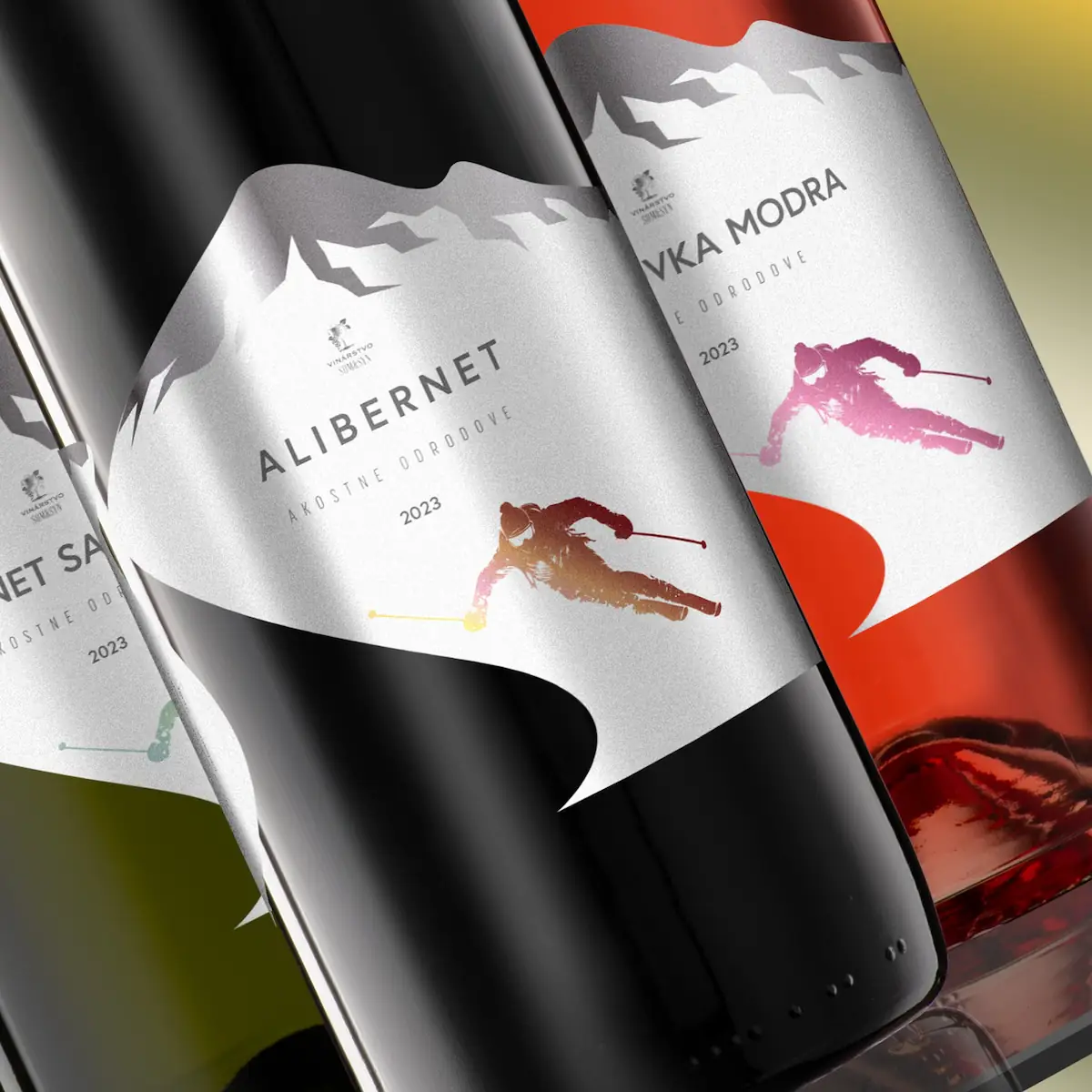 Vinársky dizajn etikety Alps. Dynamický horský koncept so siluetou hôr, lyžiarom a striebornou razbou. Prémiový dizajn etikiet na víno.