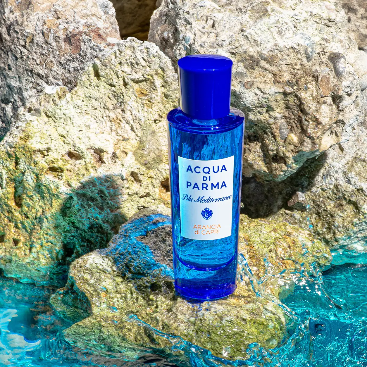 Reklamná fotografia parfému Acqua di Parma pri mori – tyrkysová voda, vlna a letná atmosféra
