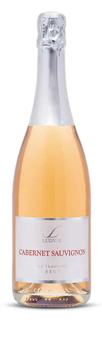 Produktová fotografia – vino Ludvik na bielom pozadí