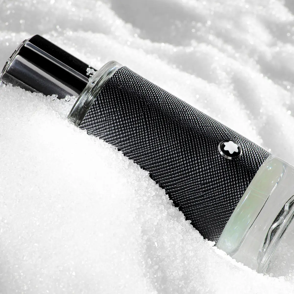 Reklamná fotografia parfému Montblanc Explorer v snehu – detail kože, horské svetlo a kreatívny koncept
